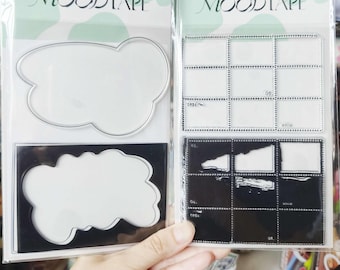 Pode incluir: Duas folhas de plástico transparente com molduras pretas, cada uma contendo vários desenhos tipo carimbo. A primeira folha tem uma forma de nuvem grande e uma forma de nuvem menor e mais detalhada. A segunda folha tem uma grade de nove formas retangulares e uma linha de três formas irregulares.