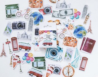 Op de afbeelding: Een vel met kleurrijke stickers met een reisthema met afbeeldingen van bezienswaardigheden, vervoer, camera's en bagage. De stickers zijn perfect om dagboeken, planners en laptops te versieren.