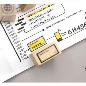 Puede incluir: Primer plano de una p&aacute;gina de planificador con una l&iacute;nea de tiempo de 11:00 a 24:00, con sellos y notas manuscritas. Los sellos incluyen un globo y un dise&ntilde;o rectangular con el texto "Send to you". La p&aacute;gina tambi&eacute;n tiene un gr&aacute;fico de tel&eacute;fono y el texto "6H45M".