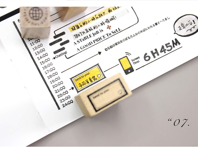 Puede incluir: Primer plano de una p&aacute;gina de planificador con una l&iacute;nea de tiempo de 11:00 a 24:00, con sellos y notas manuscritas. Los sellos incluyen un globo y un dise&ntilde;o rectangular con el texto "Send to you". La p&aacute;gina tambi&eacute;n tiene un gr&aacute;fico de tel&eacute;fono y el texto "6H45M".