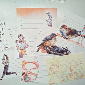 Pode incluir: Uma coleção de cartões ilustrados com desenhos em estilo aquarela. Os cartões retratam várias cenas, incluindo pássaros, pessoas e desenhos abstratos. Cada cartão tem seções com linhas para escrever.