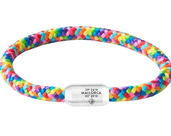 Mallorca Segeltau Armband | Regenbogenfarben | Magnetverschluss | Gravur Schriftzug Koordinaten Kompass | Unisex | 6 mm Durchmesser Ø