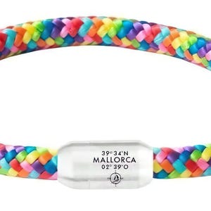 Mallorca sailing rope bracelet | Rainbow colors | Magnetic clasp | Engraved lettering coordinates compass | Unisex | 6 mm diameter Ø