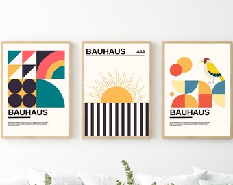 Könnte beinhalten: Drei gerahmte Drucke mit geometrischen Designs im Bauhaus-Stil. Der erste Druck zeigt ein farbenfrohes geometrisches Muster in den Farben Teal, Gelb, Rot und Schwarz. Der zweite Druck zeigt eine gelbe Sonne mit schwarzen und weißen Streifen. Der dritte Druck zeigt einen gelben Vogel mit einem roten und blauen geometrischen Muster.