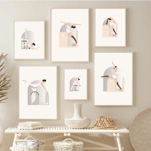 Może przedstawiać: Kolekcja oprawionych wydruków artystycznych przedstawiających minimalistyczne ilustracje postaci w różnych pozach pilates. Postacie są przedstawione w białej odzieży sportowej, na neutralnych tłach z elementami architektonicznymi.
