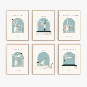 Puede incluir: Conjunto de seis láminas artísticas enmarcadas con ilustraciones minimalistas de ejercicios de Pilates. Cada lámina tiene un fondo beige claro con un arco turquesa y una persona con ropa deportiva. El texto incluye "Center", "Balance", "Concentration", "Breath", "Body" y "Precision".