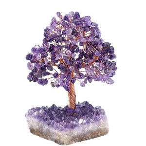 Puede incluir: Un árbol de cristal de amatista púrpura con una base de alambre de cobre y una base de cristal de amatista natural.