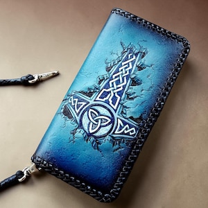 Cartera larga de cuero hecha a mano: Martillo de Thor vikingo, repujado a mano.