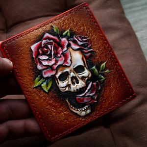 Portatarjetos de cuero con herramientas Calavera y flores. Billetera Skull tallada a mano Skeleton Billetera personalizada. Tarjeta personalizada De regalo mujer