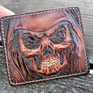 Skull-kaartportemonnee. Leren herenkaarthouder met bewerkte schedelleren kaarthouder Handgesneden schedelportemonnee Skeleton Custom-portemonnee. Herencadeau