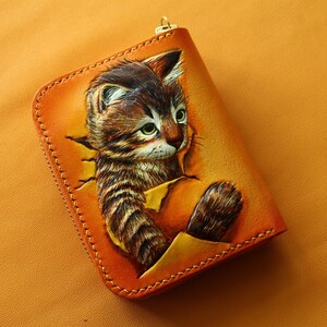 Cartera única de cuero hecha a mano para ella Cartera de gato tallada a mano con diseño personalizado Diseño de gato caprichoso en cartera pintada a mano imagen 4