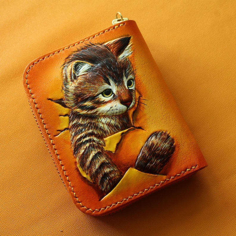 Cartera única de cuero hecha a mano para ella Cartera de gato tallada a mano con diseño personalizado Diseño de gato caprichoso en cartera pintada a mano imagen 4