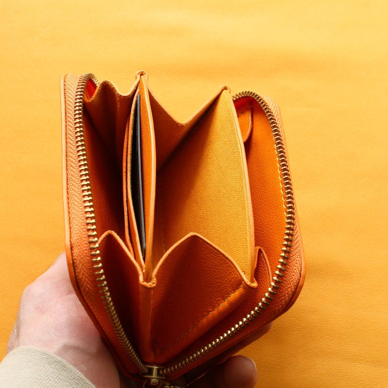 Cartera única de cuero hecha a mano para ella Cartera de gato tallada a mano con diseño personalizado Diseño de gato caprichoso en cartera pintada a mano imagen 8