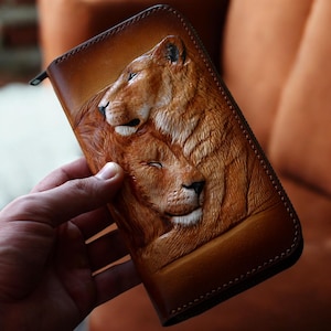 Cartera de piel con diseño de pareja de leones, única y hecha a mano. Cartera de mujer con cremallera larga personalizada. Cartera de piel con diseño de pareja de leones. Cartera de piel tallada a mano. imagen 3