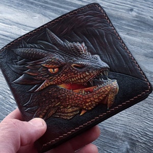 Cartera ucraniana. Cartera de bolsillo frontal con dragón de fantasía tallado. Regalo personalizado. Cartera de cuento de hadas. Dragón.