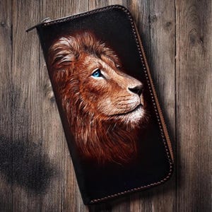 Personalisierte Herren Leder Geldbörse mit Löwen Design - Custom Biker Wallet Hand geschnitztes Stück. Lion Portemonnaie Herren Geldbörsen, Brieftasche individuell.