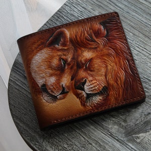 Cartera de león Cartera de cuero Cartera tallada a mano Cartera de cuero grabada única para pareja de leones Cartera de cuero Cartera personalizada. Regalo para amante imagen 2
