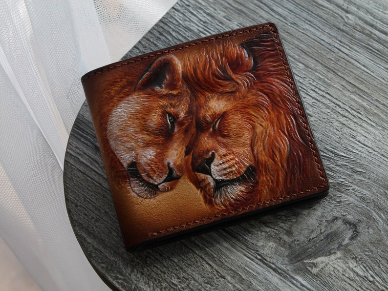 Cartera de león Cartera de cuero Cartera tallada a mano Cartera de cuero grabada única para pareja de leones Cartera de cuero Cartera personalizada. Regalo para amante imagen 2
