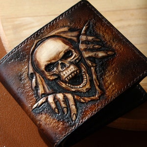 Cartera de cuero plegable con calavera. Cartera de motociclista. Cartera de esqueleto tallada a mano. Cartera para hombre. Cartera personalizada tallada. Regalo para hombre.