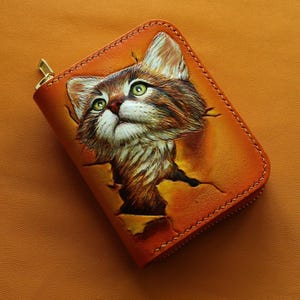 Cartera única de cuero hecha a mano para ella Cartera de gato tallada a mano con diseño personalizado Diseño de gato caprichoso en cartera pintada a mano imagen 2