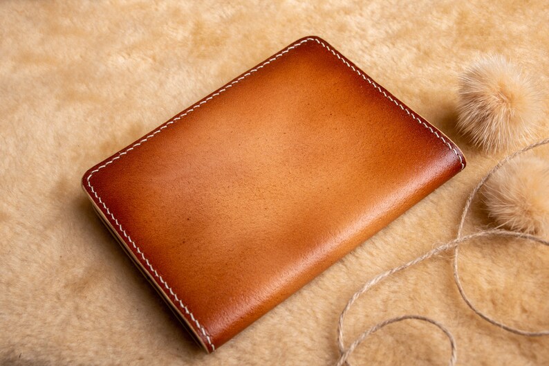 Cartera de gato, Cartera de cuero para pasaporte. Cartera hecha a mano. Funda para pasaporte con retrato de mascota, Funda para pasaporte de gato, Retrato de gato personalizado a partir de una foto. imagen 3