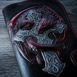 Cartera con dragón y cruz celta, cartera de cuero grabada única, cartera de cuero tallada a mano, cartera de cuero personalizada con dragón labrado a mano