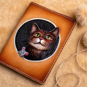 Cartera de gato, Cartera de cuero para pasaporte. Cartera hecha a mano. Funda para pasaporte con retrato de mascota, Funda para pasaporte de gato, Retrato de gato personalizado a partir de una foto. imagen 1