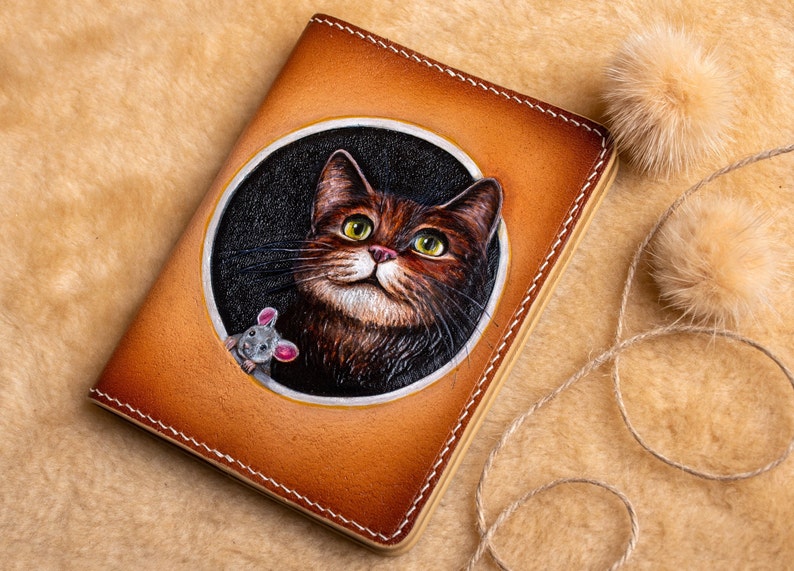 Cartera de gato, Cartera de cuero para pasaporte. Cartera hecha a mano. Funda para pasaporte con retrato de mascota, Funda para pasaporte de gato, Retrato de gato personalizado a partir de una foto. imagen 1