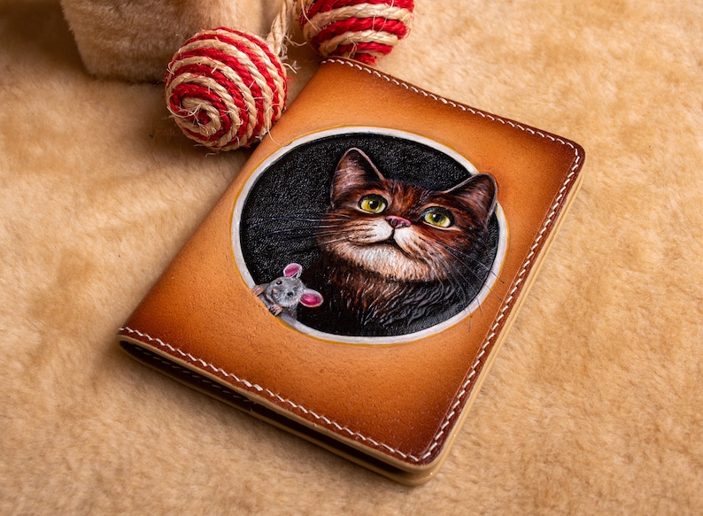 Cartera de gato, Cartera de cuero para pasaporte. Cartera hecha a mano. Funda para pasaporte con retrato de mascota, Funda para pasaporte de gato, Retrato de gato personalizado a partir de una foto. imagen 6