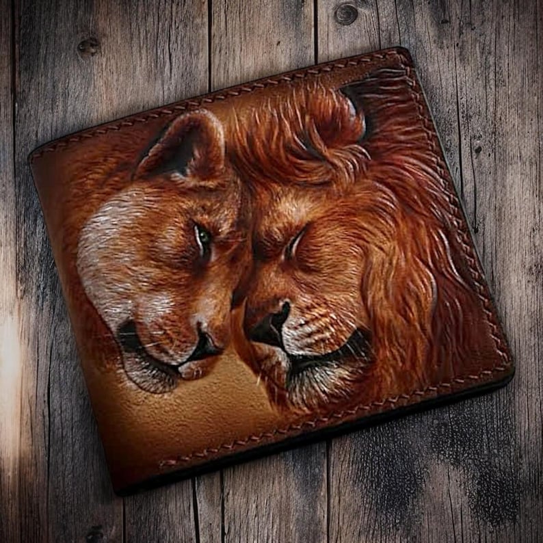 Cartera de león Cartera de cuero Cartera tallada a mano Cartera de cuero grabada única para pareja de leones Cartera de cuero Cartera personalizada. Regalo para amante imagen 1