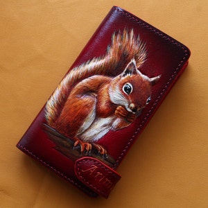 Funda para iPhone 15 hecha a mano. Cartera de cuero para iPhone. Funda para teléfono hecha a mano de cuero, ardilla. Funda tipo pistolera, funda para teléfono tallada.