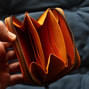 Cartera de cuero, cartera tallada, cartera de zorro, cartera de lobo, cartera hecha a mano, cartera de dama, cartera personalizada, cartera con cremallera de mujer. regalo para ella imagen 5