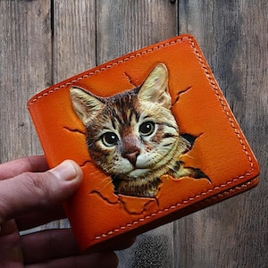 Portafoglio in pelle. Portafoglio lavorato con simpatico gatto. Portafoglio personalizzato intagliato. Portafoglio commemorativo per animali domestici lavorato e dipinto a mano. Ritratto di gatto.