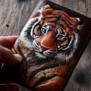 Cartera de cuero de Ucrania, cartera de tigre, cartera para pasaporte hecha a mano, funda para pasaporte de tigre, cartera personalizada, cartera para hombre hecha a mano, cartera tallada.