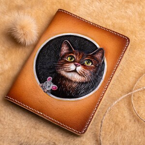 Cartera de gato, Cartera de cuero para pasaporte. Cartera hecha a mano. Funda para pasaporte con retrato de mascota, Funda para pasaporte de gato, Retrato de gato personalizado a partir de una foto. imagen 10