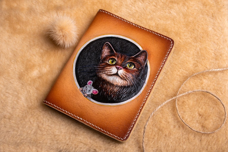 Cartera de gato, Cartera de cuero para pasaporte. Cartera hecha a mano. Funda para pasaporte con retrato de mascota, Funda para pasaporte de gato, Retrato de gato personalizado a partir de una foto. imagen 10
