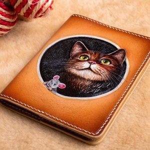 Cartera de gato, Cartera de cuero para pasaporte. Cartera hecha a mano. Funda para pasaporte con retrato de mascota, Funda para pasaporte de gato, Retrato de gato personalizado a partir de una foto. imagen 5