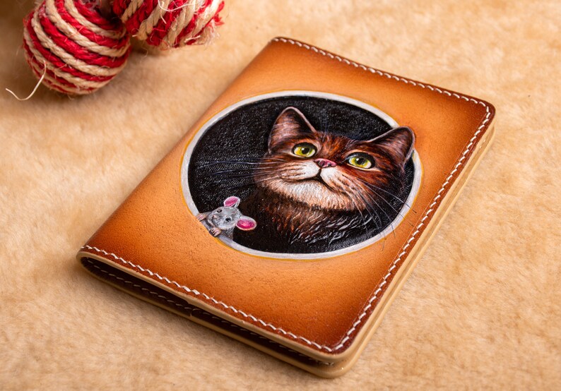 Cartera de gato, Cartera de cuero para pasaporte. Cartera hecha a mano. Funda para pasaporte con retrato de mascota, Funda para pasaporte de gato, Retrato de gato personalizado a partir de una foto. imagen 5