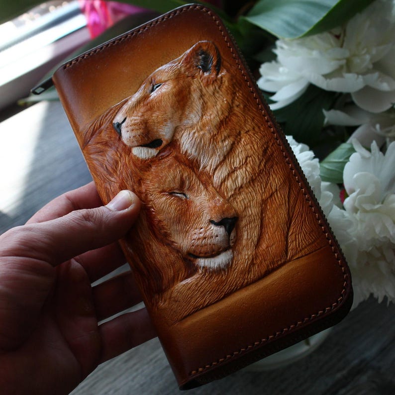Cartera de piel con diseño de pareja de leones, única y hecha a mano. Cartera de mujer con cremallera larga personalizada. Cartera de piel con diseño de pareja de leones. Cartera de piel tallada a mano. imagen 7