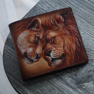 Cartera de león Cartera de cuero Cartera tallada a mano Cartera de cuero grabada única para pareja de leones Cartera de cuero Cartera personalizada. Regalo para amante imagen 8