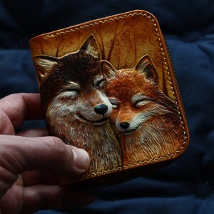 Cartera de cuero, cartera tallada, cartera Fox Cartera lobo, Cartera con herramientas de mano, cartera de señora, cartera personalizada, cartera con cremallera de mujer. regalo para ella imagen 2