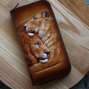 Cartera de piel con diseño de pareja de leones, única y hecha a mano. Cartera de mujer con cremallera larga personalizada. Cartera de piel con diseño de pareja de leones. Cartera de piel tallada a mano. imagen 4