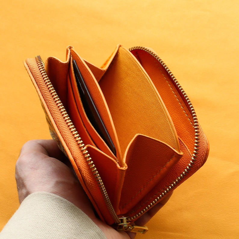 Cartera única de cuero hecha a mano para ella Cartera de gato tallada a mano con diseño personalizado Diseño de gato caprichoso en cartera pintada a mano imagen 7