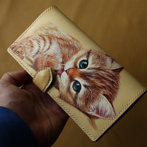 Cartera de cuero, cartera larga de cuero pintada a mano. Cartera de gato. Cartera personalizada, retrato de gato a partir de una foto, regalo perfecto para dueños de mascotas.