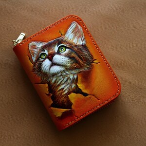 Cartera única de cuero hecha a mano para ella Cartera de gato tallada a mano con diseño personalizado Diseño de gato caprichoso en cartera pintada a mano imagen 10