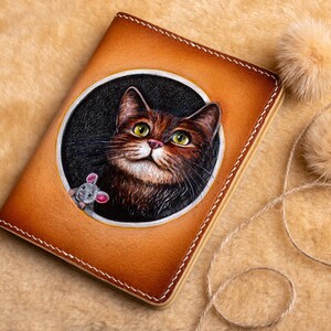 Cartera de gato, Cartera de cuero para pasaporte. Cartera hecha a mano. Funda para pasaporte con retrato de mascota, Funda para pasaporte de gato, Retrato de gato personalizado a partir de una foto. imagen 9