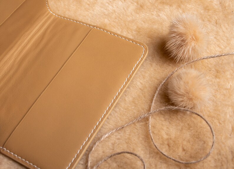Cartera de gato, Cartera de cuero para pasaporte. Cartera hecha a mano. Funda para pasaporte con retrato de mascota, Funda para pasaporte de gato, Retrato de gato personalizado a partir de una foto. imagen 4