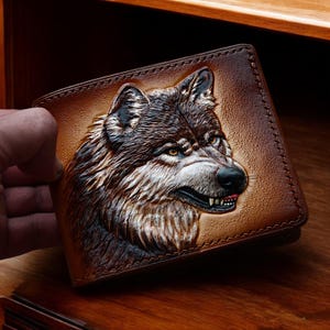 Carteira Wolf. Carteira artesanal, carteira bi-fold. Carteira de couro feita à mão, carteira esculpida à mão, presente de aniversário, presentes para homens. carteira personalizada