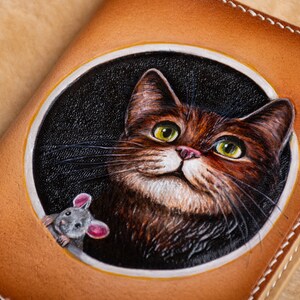 Cartera de gato, Cartera de cuero para pasaporte. Cartera hecha a mano. Funda para pasaporte con retrato de mascota, Funda para pasaporte de gato, Retrato de gato personalizado a partir de una foto. imagen 2