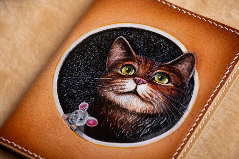 Cartera de gato, Cartera de cuero para pasaporte. Cartera hecha a mano. Funda para pasaporte con retrato de mascota, Funda para pasaporte de gato, Retrato de gato personalizado a partir de una foto. imagen 2